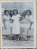 De izq. a der., mi ta, Yola Carmona, su amiga Fina Ros y mi madrina Francisca Carmona (ao 1948)