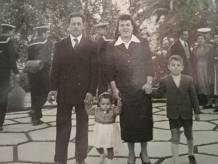 Paseo Dominical , est foto es de hace unos 67 aos. Estamos mis padres , yo de beb y un primo .