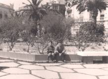 Antonio Miralles y su hermano en los jardines de Hroes de Cavite