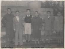 1951 o 1952. 1 por la izq. Len Snchez Carrin y 4 por la izq. su primo Toms Snchez Carrin y amigos.