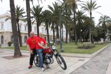 MANUEL DEL VALLE CON SU NIETO EN LA MONTESA COMANDO