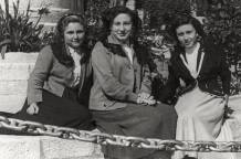 Tres amigas con mantilla