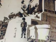 Subido en el monumento 